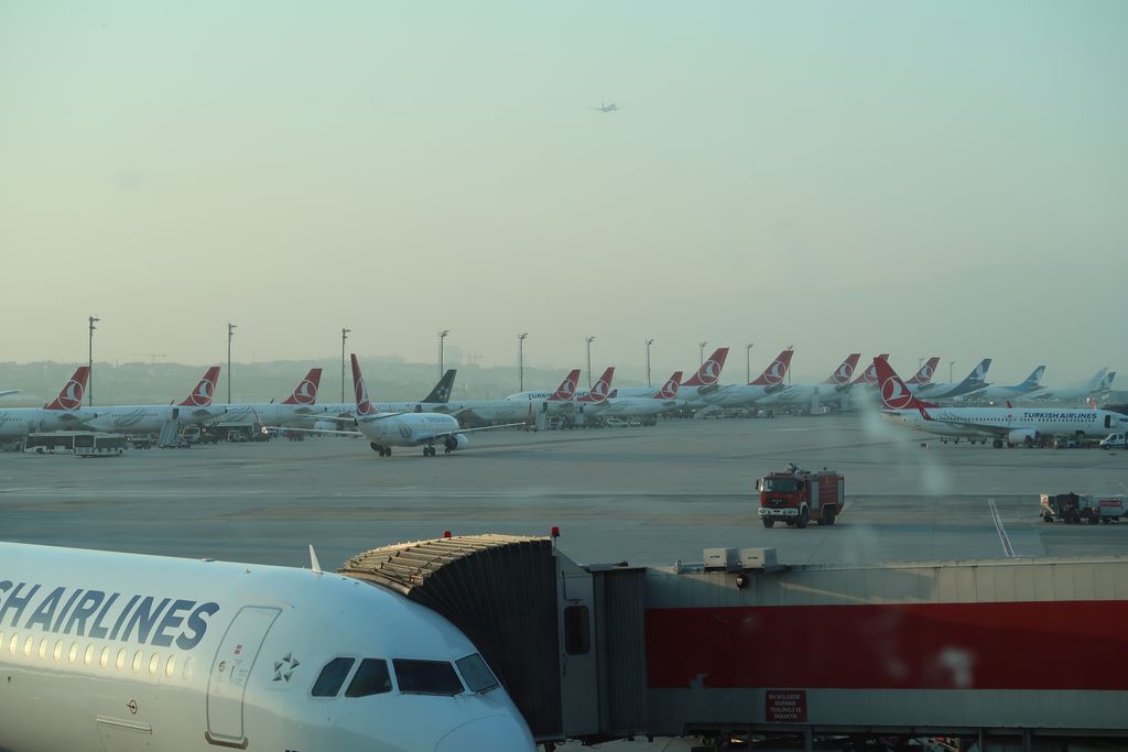 Le soleil se couche maintenant sur l'aéroport d'Istanbul (et Flo ne rate pas une occasion de s'entraîner avec l'appareil photo ;) ).