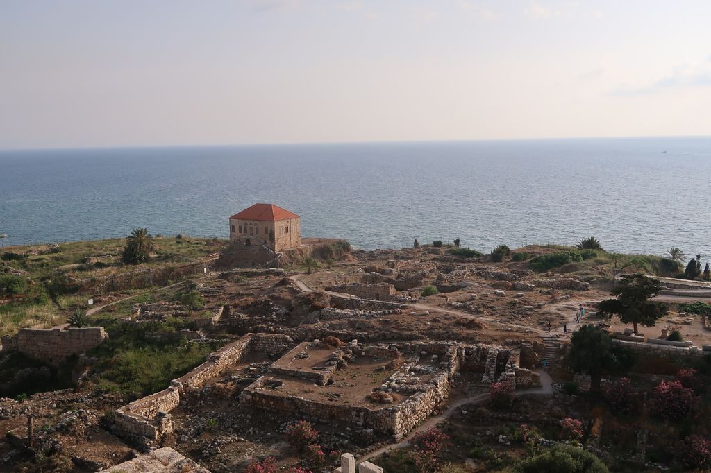Le site de Byblos, au bord de la mer.