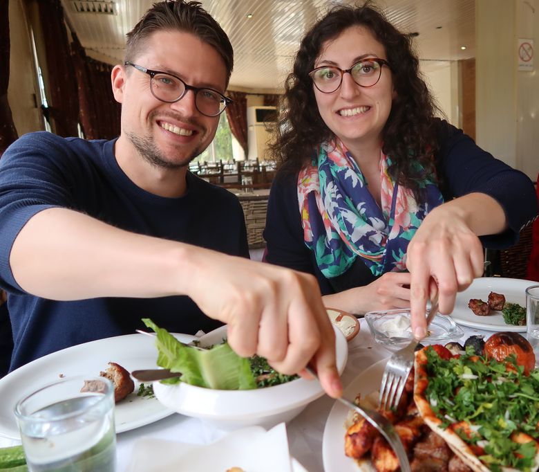 Exemple de festin sur fond de gastronomes heureux.