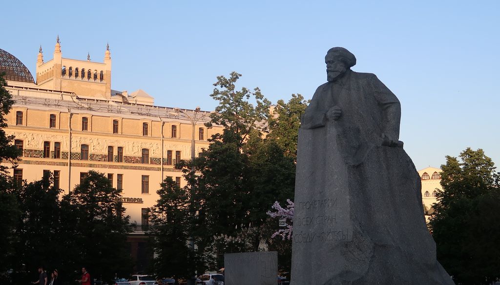 La statue de Marx près de la place Rouge, sur le socle de laquelle il est écrit 