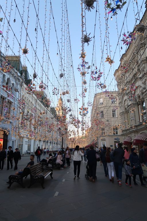 La rue Nikolskaya et son plafond de lumière.