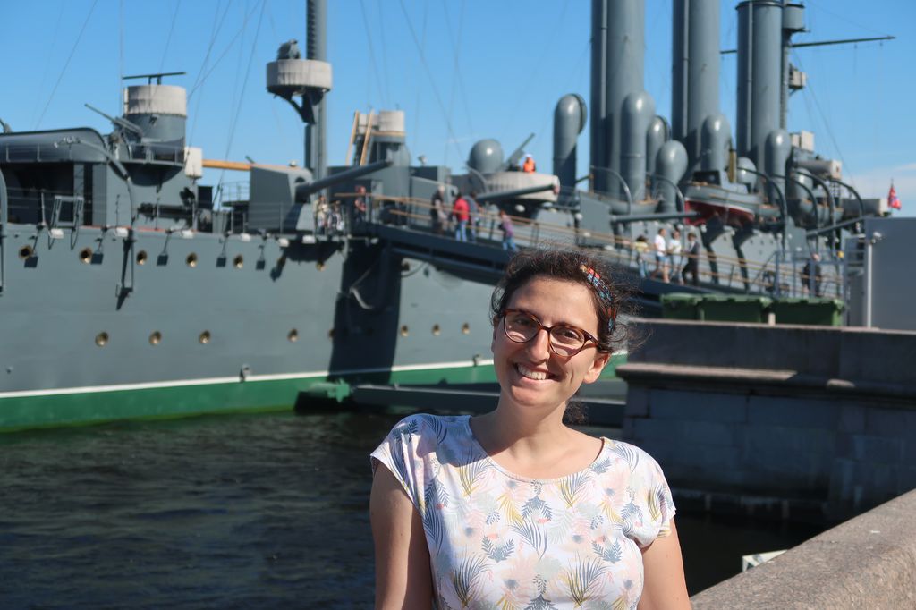 Elida et le croiseur Aurora, contemporain aujourd'hui muet de la révolution d'octobre, mais qui a donné le signal le jour J (en tirant à blanc des coups de canon pour lancer l'assaut.