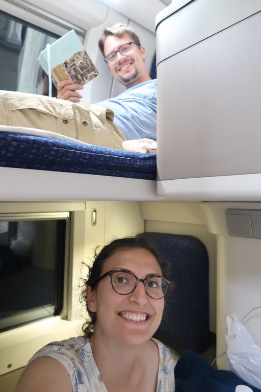 Selfie dans le train de nuit D312. Flo est en train de lire Dostoïevski, souvenir emporté de Russie.