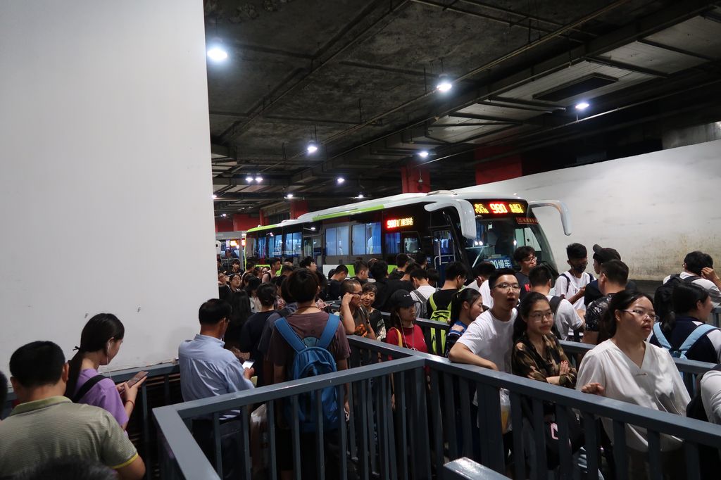 Exemple illustratif : comment faire prendre la même ligne de bus à 200 personnes ? 1. mettre des barrières métalliques pour guider les gens 2. faire partir des bus toutes les cinq minutes !