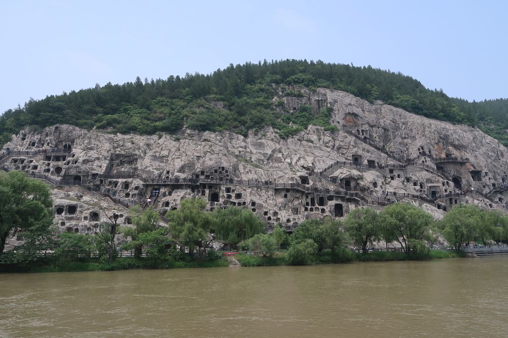 Les grottes de Longmen à Luoyang. Chaque petite  (ou grande) alcôve rocheuse a accueilli une sculpture bouddhiste. Malheureusement, la plupart a été pillée.