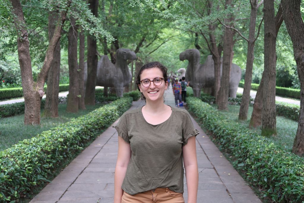 Portrait dans l'allée des animaux sacrés devant la tombe Ming de Nanjing.
