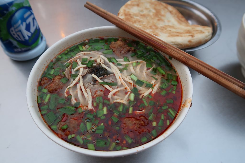 L'une des spécialités de Luoyang : une soupe de nouilles épicée dans laquelle on jette des petits bouts de pain frais.