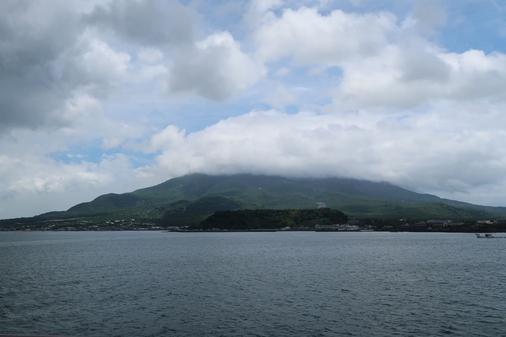 Île volcanique à l'horizon, capitaine !