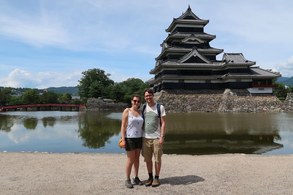 Devant le château du corbeau, surnom du château de Matsumoto.