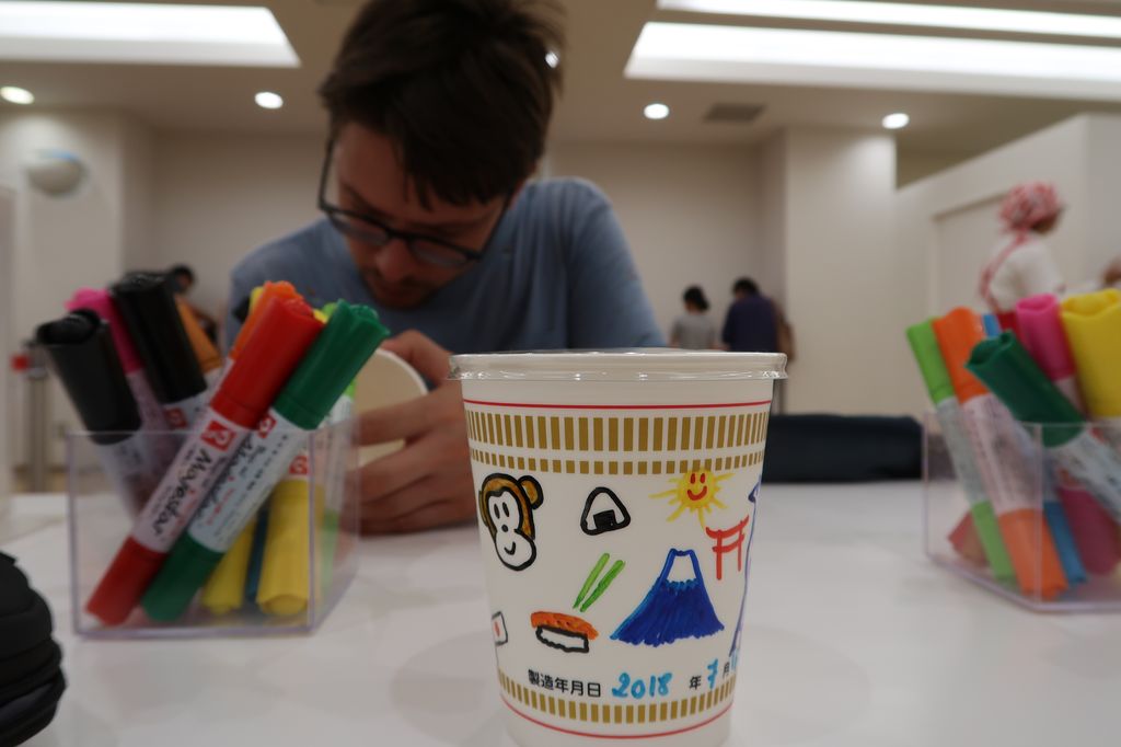 Atelier décoration de cup noodles, moment de retour en enfance !