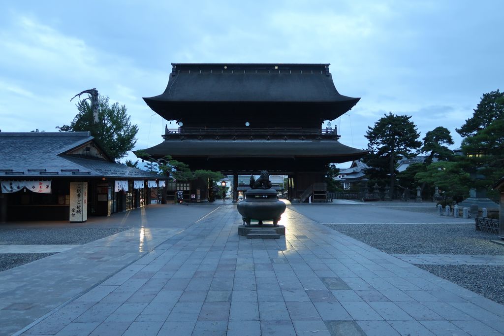 Seuls au temple Zenko-ji.