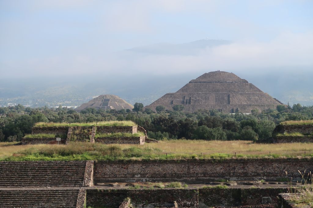 Vue sur les deux pyramides de Teotihuacán, impressionnantes.