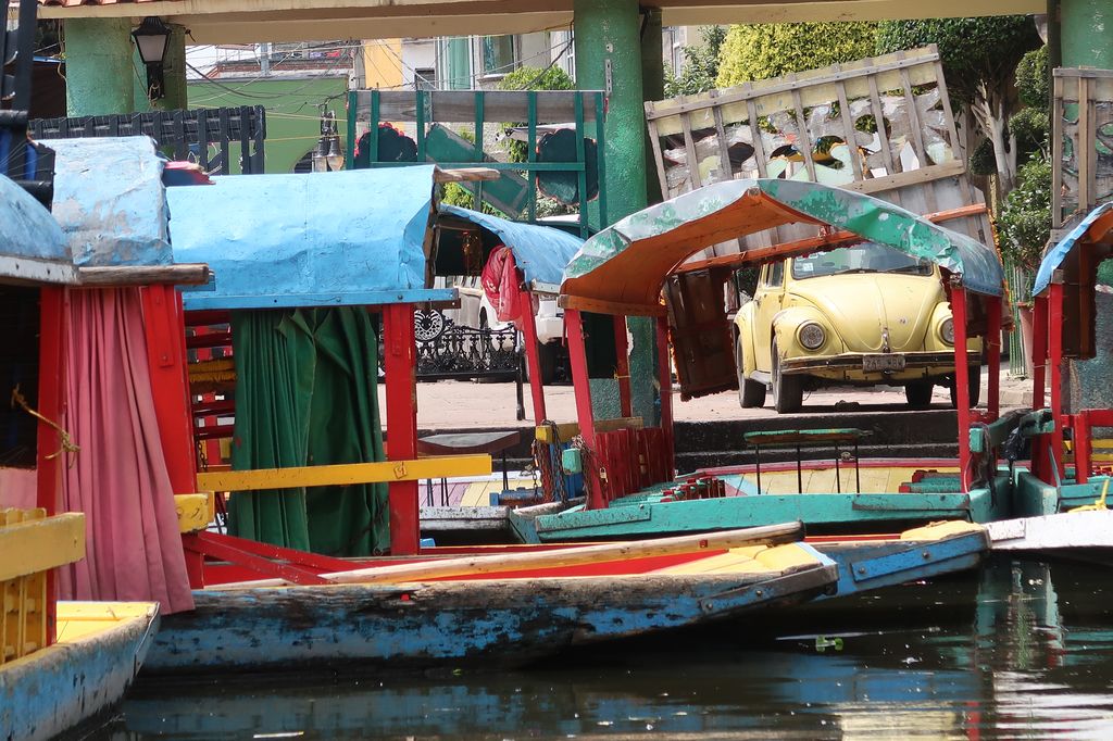Ambiance typique à Xochimilco - on aperçoit une Cox' dans le fond.