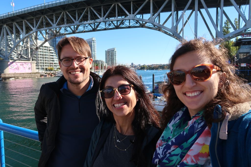 Notre hôte de choc, Rola, et nous à Granville Island.