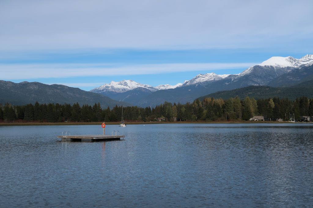 La neige nous regarde depuis les sommets autour de Whistler.